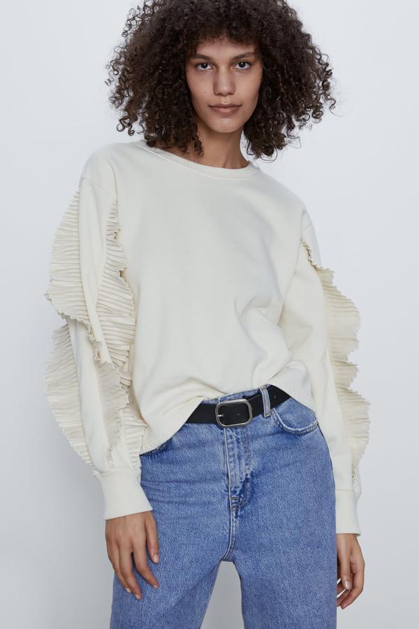 Con volantes plisados en las mangas, 25,95 euros.