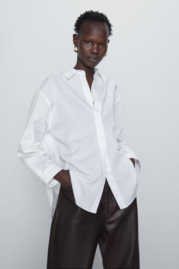La prenda básica por excelencia que diseñadoes, influencers y fashionistas adoran desde hace décadas. Este es un modelo clásico, de corte masculino, de la nueva colección de Zara y cuesta 29,95 euros.