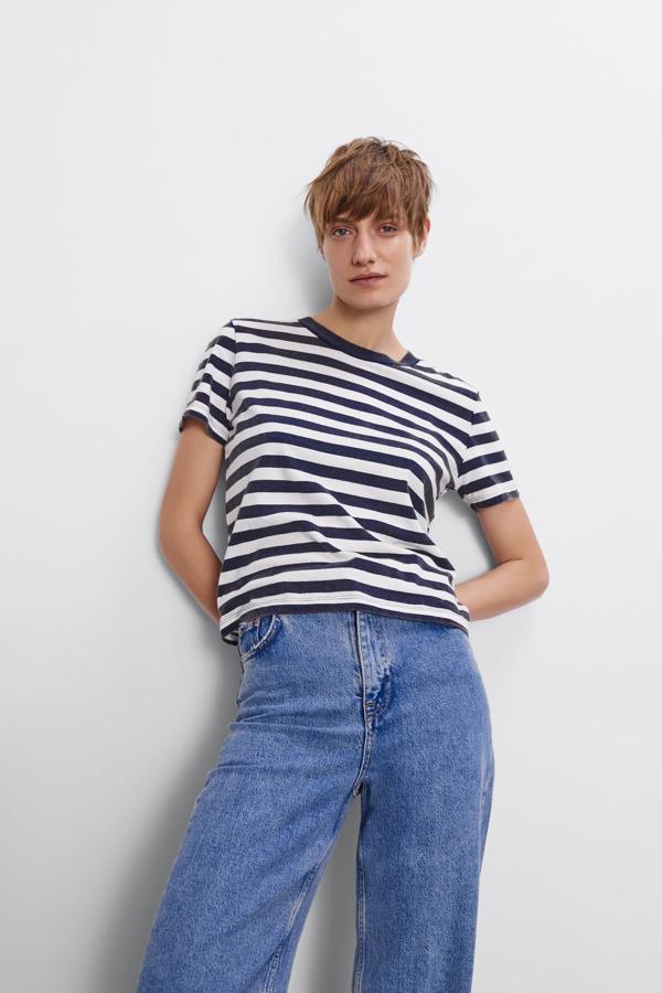 Si no tienes una camiseta (de manga larga o corta, como esta) de rayas marineras, es que no tienes un fondo de armario bien montado. Esta es de Zara y cuesta 7,95 euros.