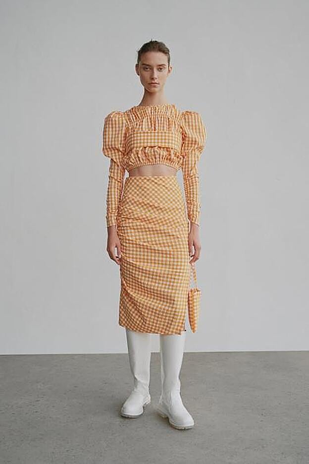 Este es el conjunto de Zara de cuadros vichy que no ha animado el día.