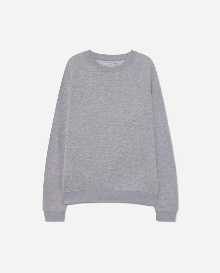 Como esta sudadera sencilla en color gris (la tienen en más colores) de Lefties que cuesta 5,99 euros.