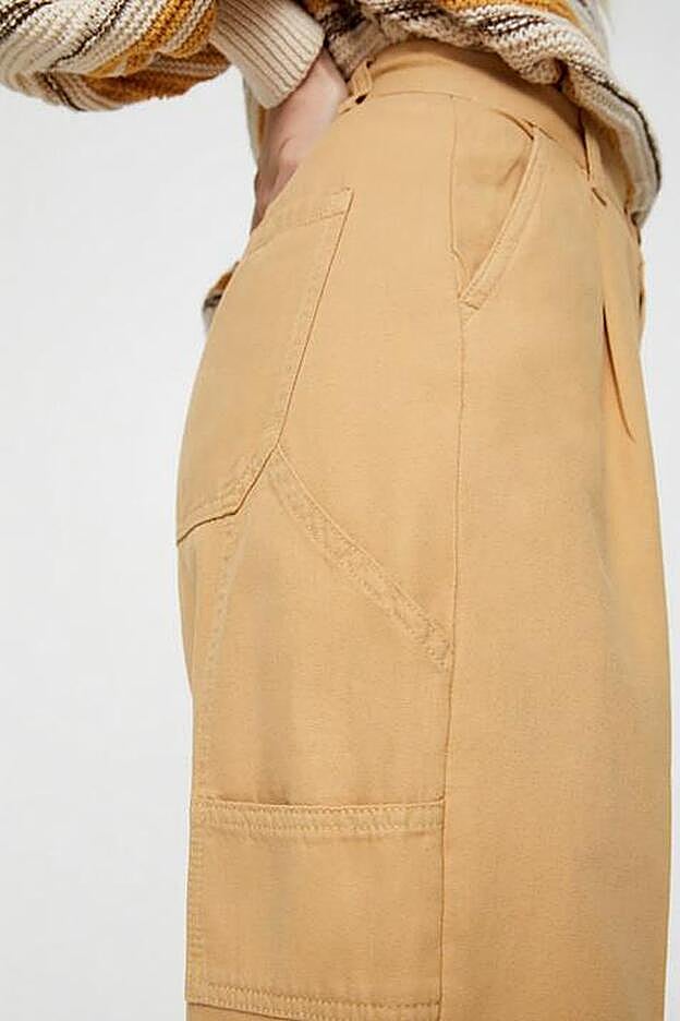 Los bolsillos laterales del pantalón.