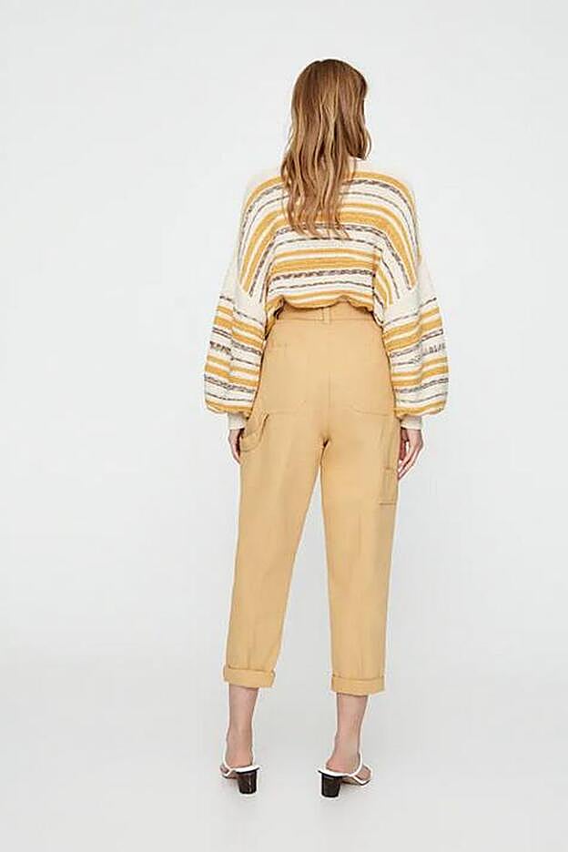 El pantalón, por detrás.