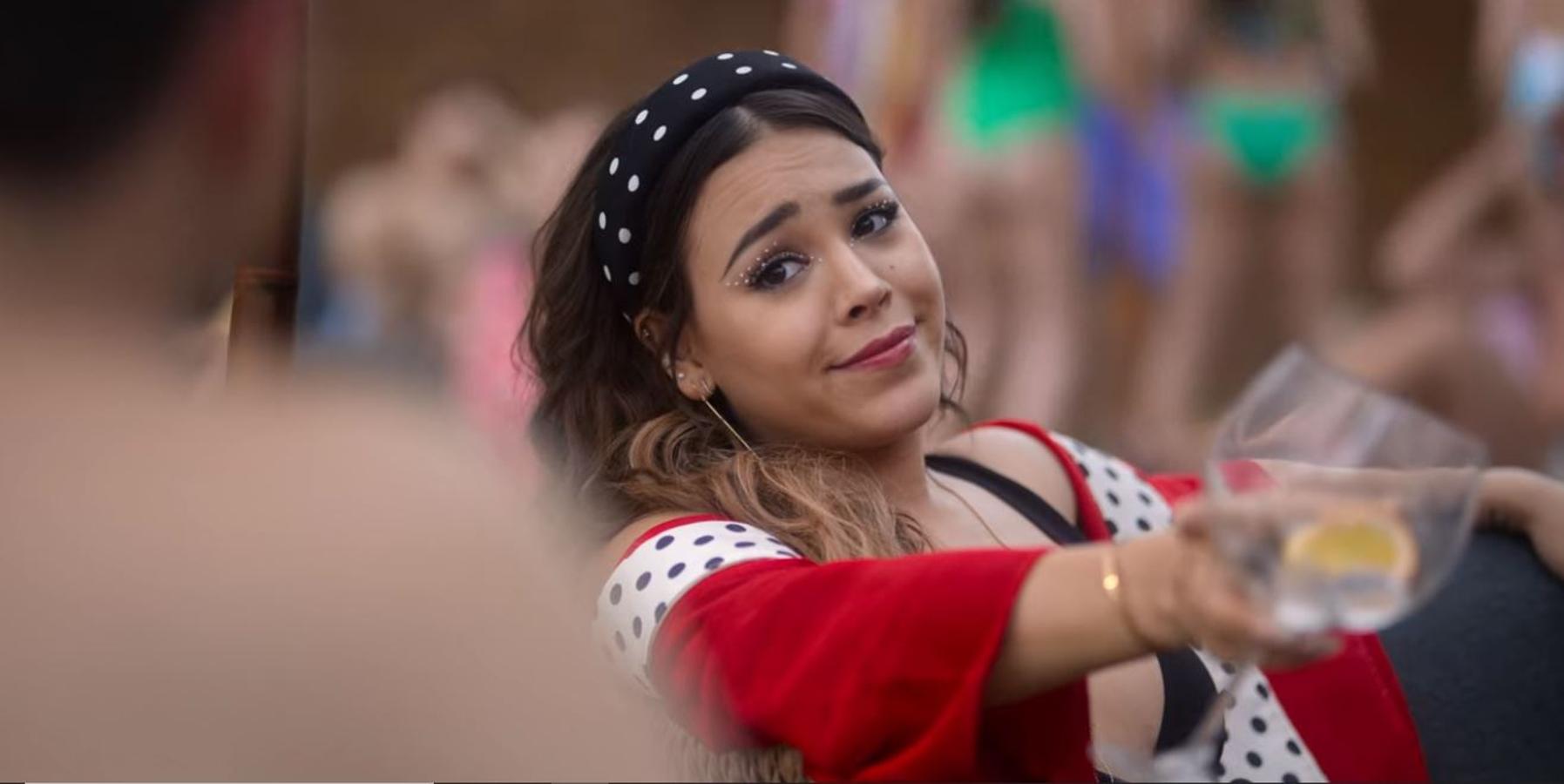 Lucrecia, el personaje de Danna Paola, es sin duda el más arriesgado en cuanto a looks se refiere. La actriz es caracterizada no solo con complementos al más puro estilo Blair Waldorf, si no también con maquillajes más actuales como este con puntos blancos en el párpado y en el lagrimal que van a juego con su diadema.