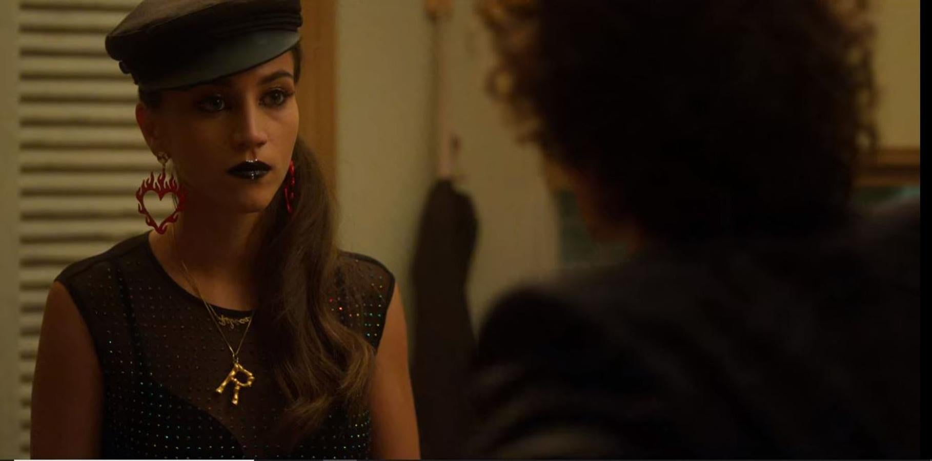 Si escoger un labial negro es una de las decisiones más arriesgadas a la hora de crear un maquillaje original, atenta a cómo lo lleva Rebeca en una de las fiestas que se organizan en 'Élite'. Rebaja su intensidad con unos puntos brillantes que pone de manera vertical en el medio del labio inferior y otros de manera horizontal en el superior. ¿Te atreves con ello?