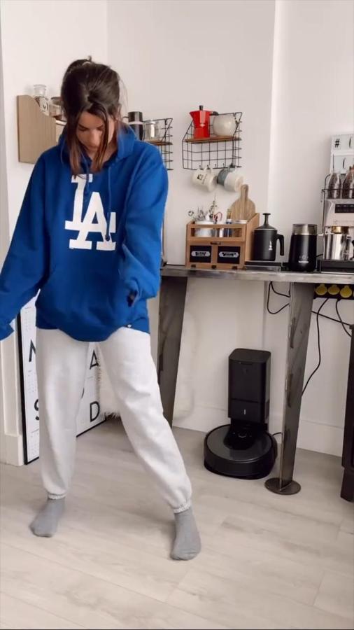 Todo al oversize. Sin duda esta es la propuesta más cómoda y calentita. Sudadera extra grande y pantalones de chándal. ¡Nos encanta!