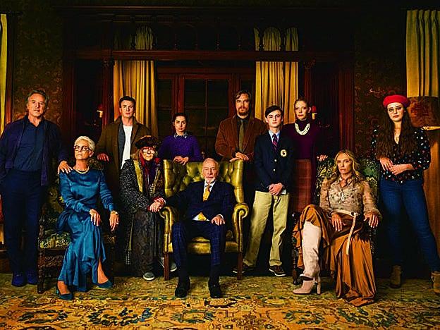 Retrato de familia de Puñales por la espalda; con Keanu Reeves y Lorenza Izzo.