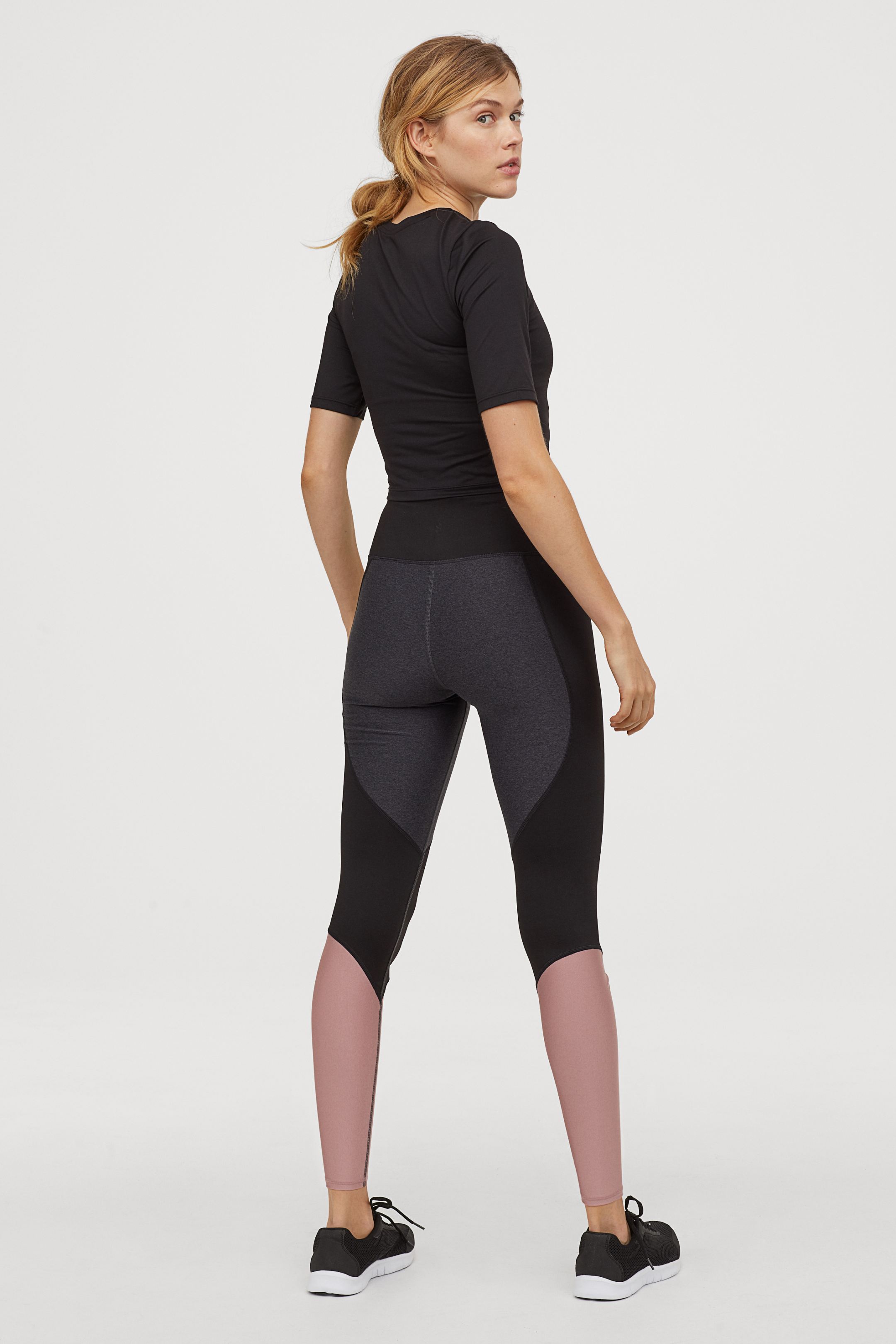 Mallas deportivas Shaping waist tricolor de H&M con cintura elástica y bolsillo. (19,99 euros).