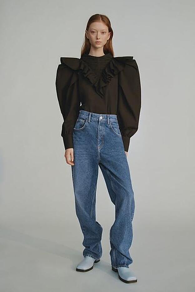 Camisa con mangas súper abullonadas.