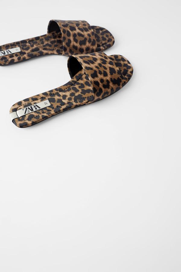 Entre las propuestas completamente planas que no vas a querer quitarte de los pies están estas sandalias de Zara con estampado animal en el corte y en la planta. Cuestan 19,95 euros y están disponibles entre los números 35 y 42.