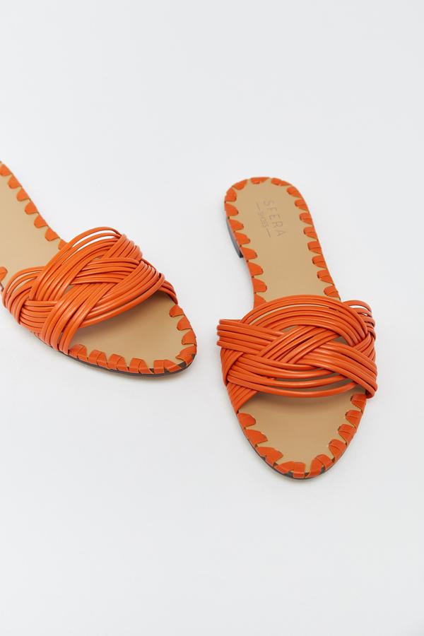 El naranja es uno de los colores tendencia de la primavera y estas sandalias mule de Sfera son el complemento perfecto para esos looks en los que el crudo, el marrón o el negro están presentes. Cuestan 19,99 euros y están disponibles entre los números 36 y 41.