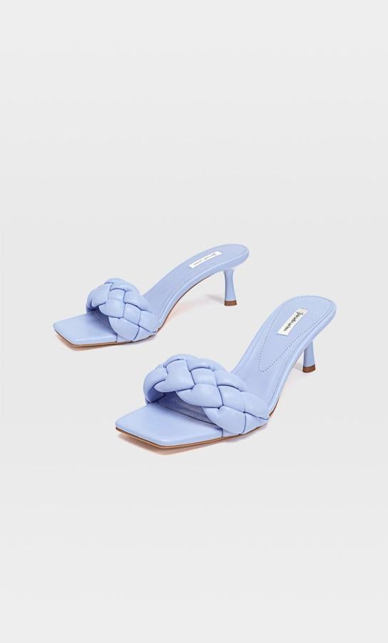 Entre las más buscadas y solicitadas de las nuevas colecciones están estas sandalias acolchadas con tira trenzada en el empeine de Stradivarius. Tienen un tacón de seis centímetros, cuestan 29,99 euros y solo quedan en los números 36 y 37. Y se están agotando.