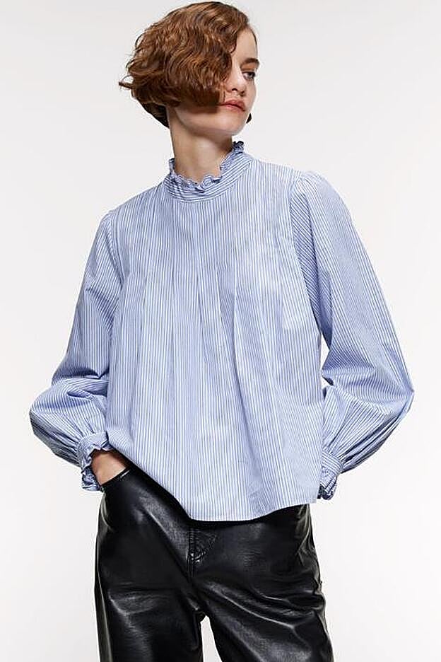 Nuestra favorita: una blusa de rayas y con un cuello victoriano mínimo, de Zara.