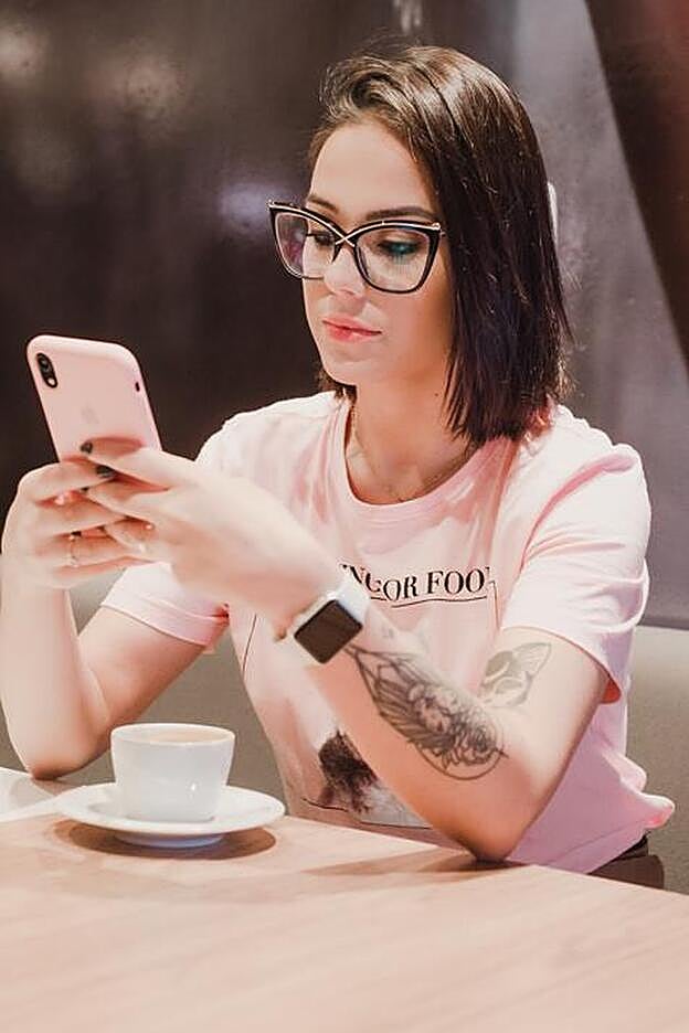 No compartir tu teléfono móvil y desinfectarlo a diario son dos medidas de prevención de contagio del coronavirus.