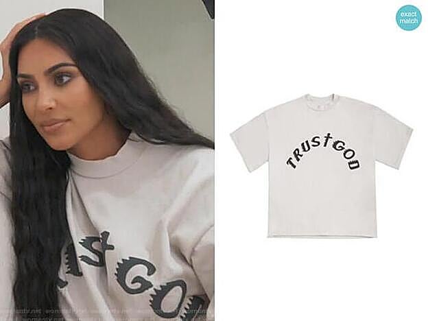 Kim Kardashiam con una camiseta de su marido en su reality.
