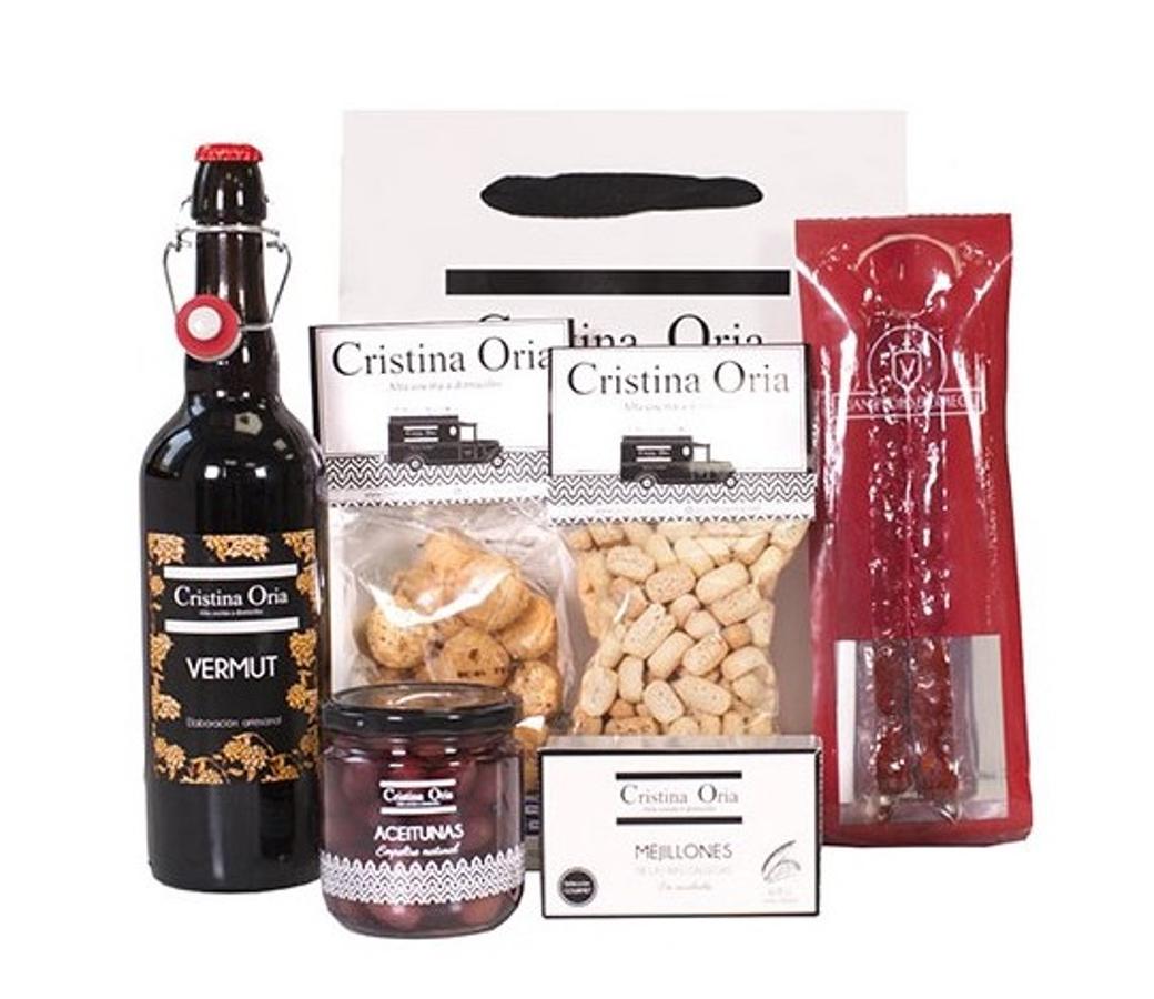 Cristina Oria cuenta con una buena selección de lotes gourmet para regalar y hemos fichado uno que es perfecto para papá. ¿A quién no le gusta la hora del aperitivo? La bolsa de aperitivo con vermouth de Cristina Oria cuenta con los mejores productos para aperitivear sin salir de casa, vermouth artesanal, jabuguito ibérico, pan picolines, mejillones en escabeche, aceitunas y galletas rellenas de queso de cabra. ¡Bon appétit! (43,50€)