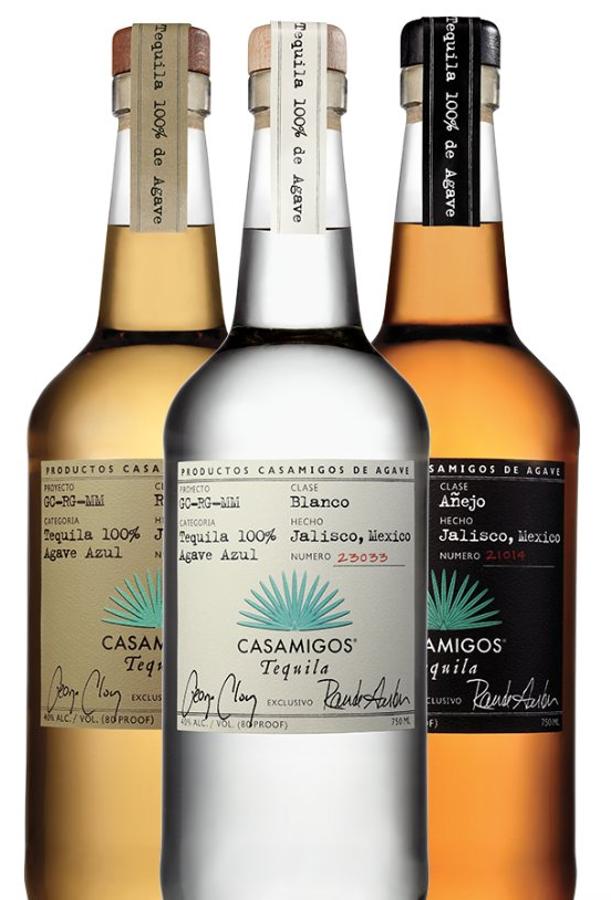 Si tu padre es un amante de las emociones fuertes como lo es George Clooney, la marca de tequila Premium que fundó el actor es perfecta para él.  Tequila Casamigos  pasó de manos de Clooney a la empresa Diageo pero sigue conservando ese aire canalla y cada botella es numerada y firmada por el propio actor pero lo más interesante es que las botellas se pueden personalizar. Un regalazo para paladear en pequeñas dosis con un poco de limón y sal. (c.p.v)