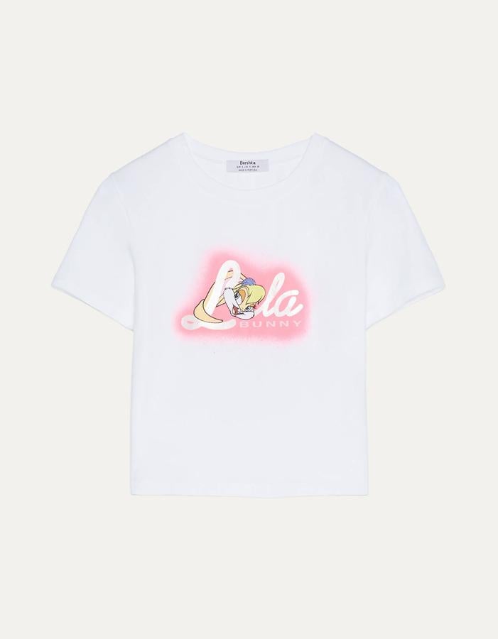 Camiseta de manga corta balnca con estampado en el pecho (12,99 euros).
