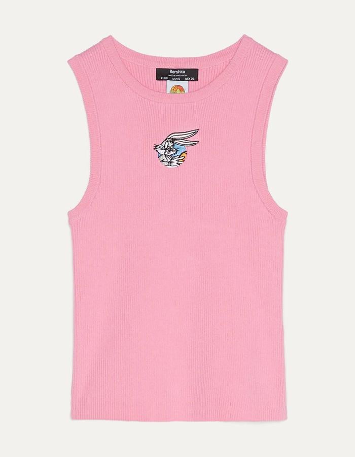 Camiseta de canalé con manga sisa en color rosa (12,99 euros).