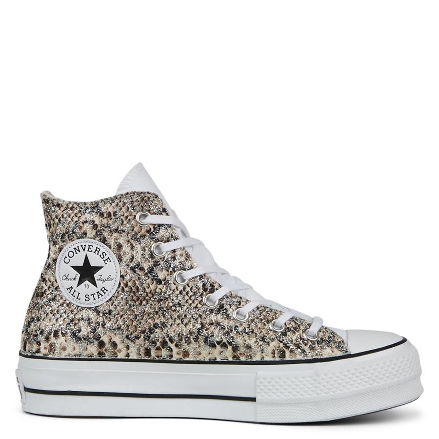 Nuestras favoritas son estas botas con plataforma con print de serpiente en brillantina, un efecto perfecto para los tonos de su suela.  Cuestan 140 euros  y están disponibles entre los números 35 y 42,5.