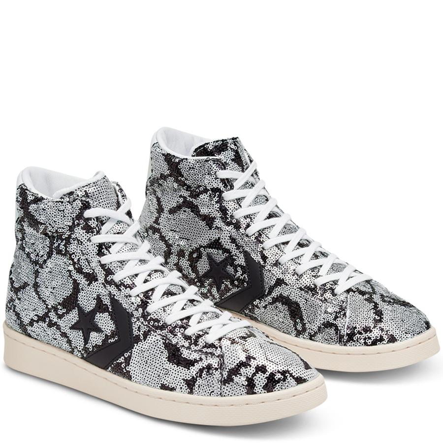 Otro mix de tendencias exitoso son estas botas unisex que no parecen unas Converse. Con el modelo más legendario de la casa como modelo, estas zapatillas están diseñadas para destacar gracias a sus lentejuelas en plata distribuidas con efecto piel de serpiente.  Cuestan 120 euros  y están disponibles entre los números 35,5 y 47,5.