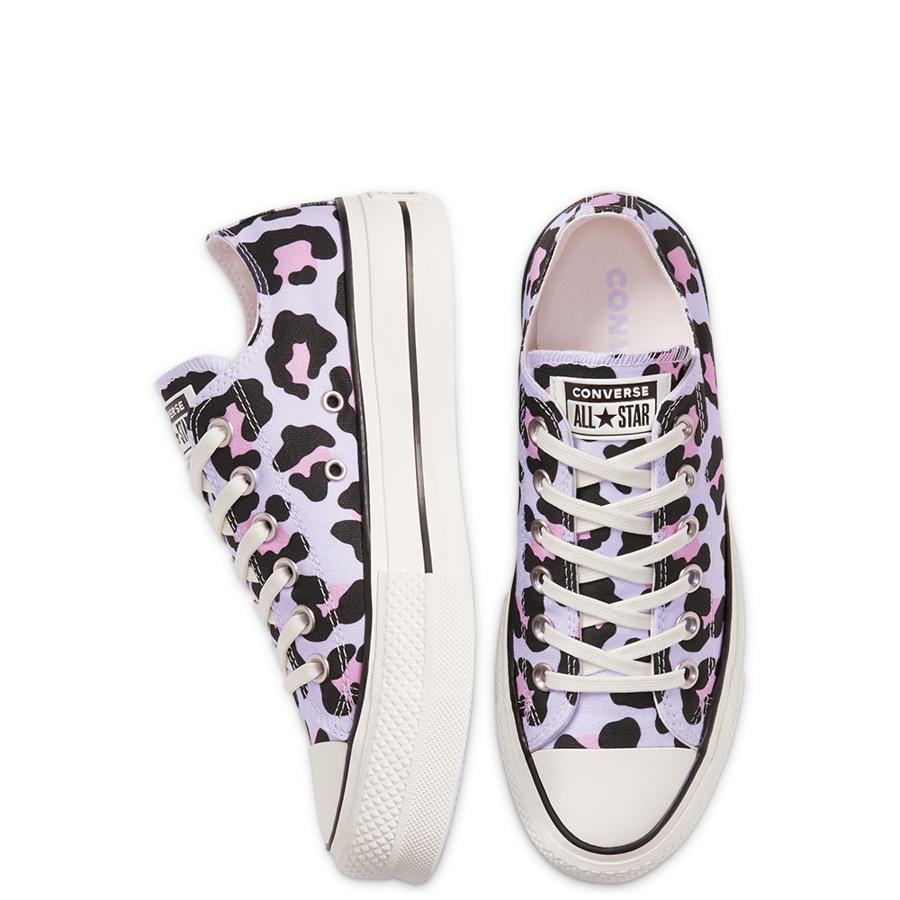 El doble tirabuzón del diseño para esta primavera son estas zapatillas bajas con suela de plataforma y estampado de leopardo rosa sobre fondo lila, el tono de la primavera.  Cuestan 85 euros  y están disponibles entre los números 35 y 42,5.