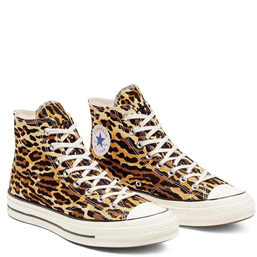 La colaboración de Converse con la marca de ropa urbana Wacko ha servido para convertir las míticas Chuck 70 en un lienzo con un estampado exclusivo de leopardo que rinde homenaje a dos mundos.  Cuestan 110 euros  y están disponibles entre los números 35 y 48.
