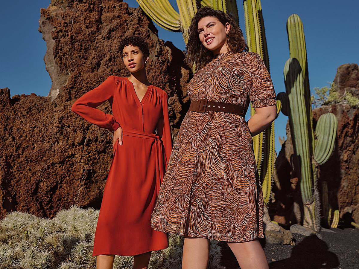 Dos vestidos midis, uno en color teja con escote y pico y cinturón a juego, y otro estampado de manga corta y falda de tablas.