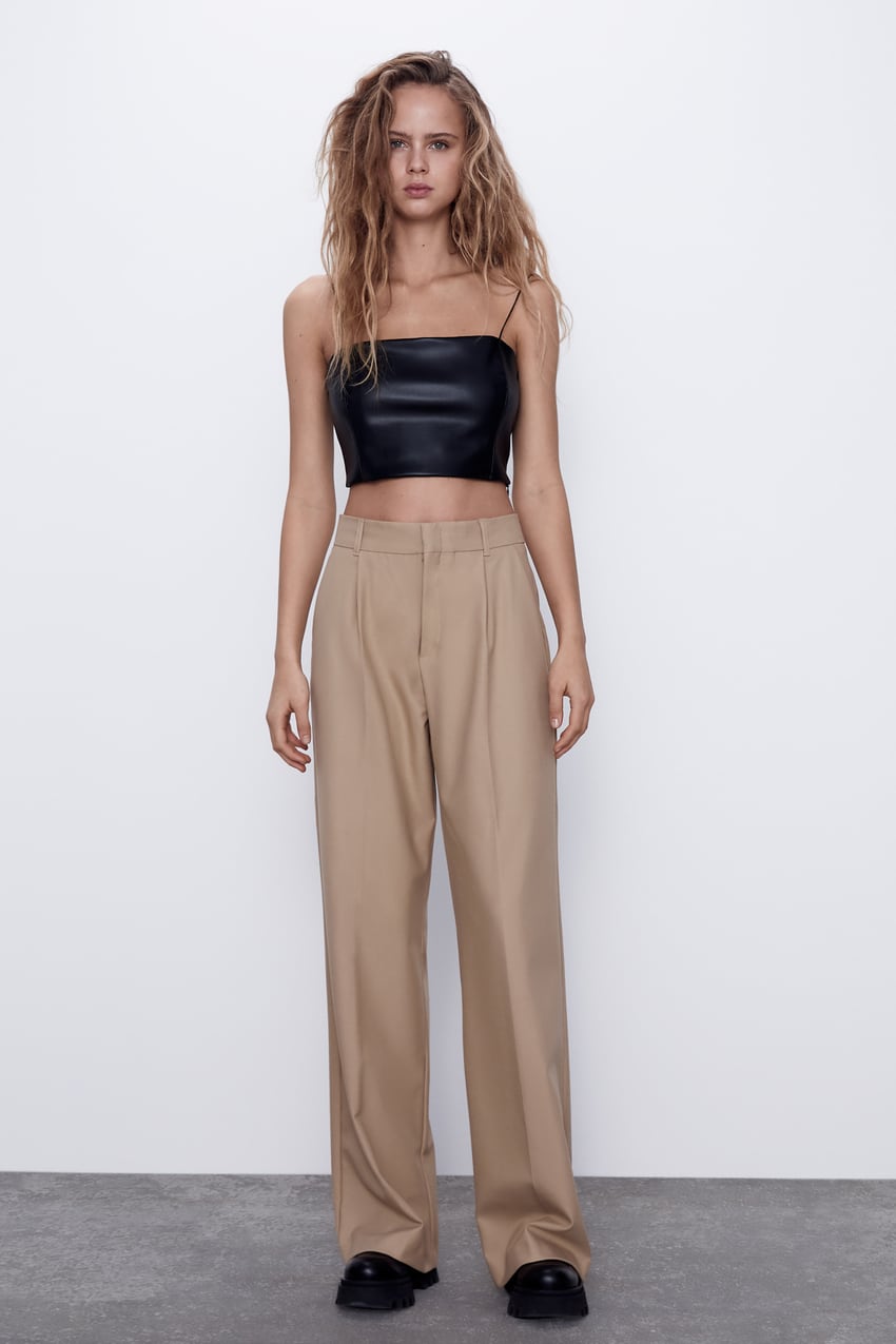 El efecto piel es otra de las tendencias más llevadas esta temporada. Este cropped top de polipiel de Zara está casi agotado y no nos extraña. (19,95 euros).