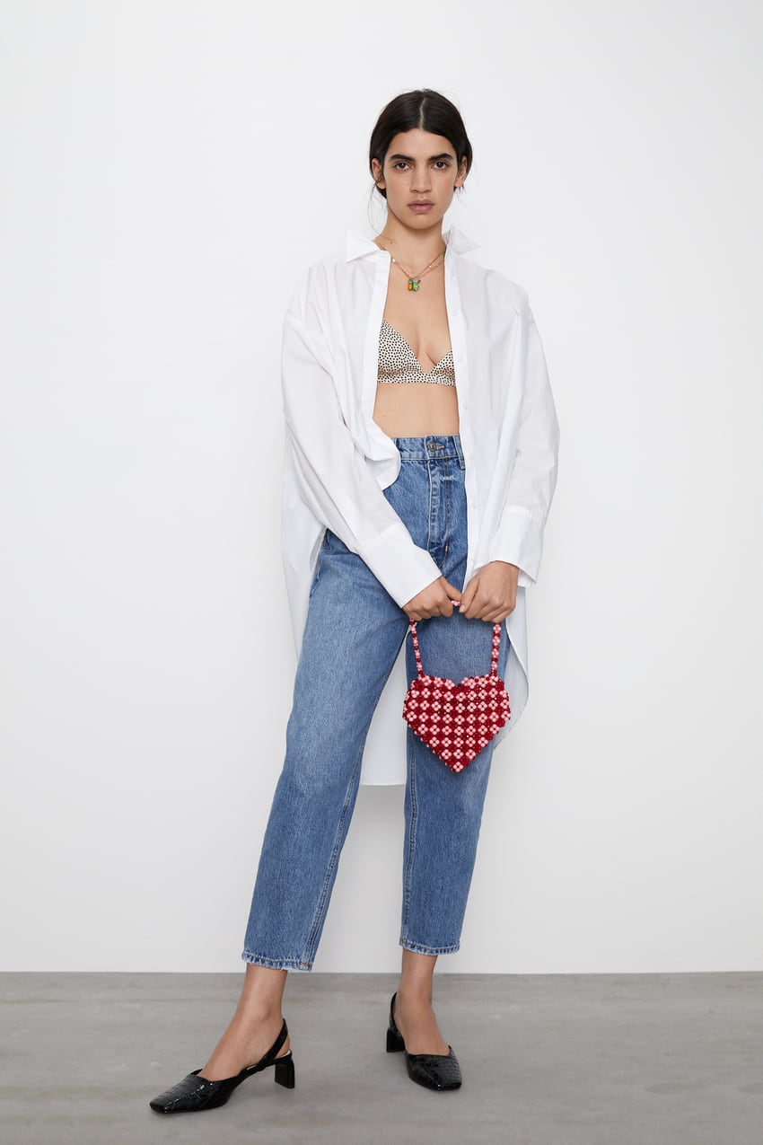 El estampado de lunares también se cuela en las prendas más minúsculas como este cropped top de Zara. (12,95 euros).