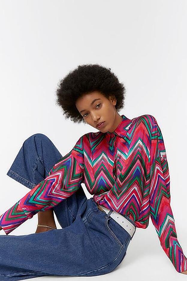 Nos encanta esta camisa con un estampado setentero espectacular, idea de Uterqüe.