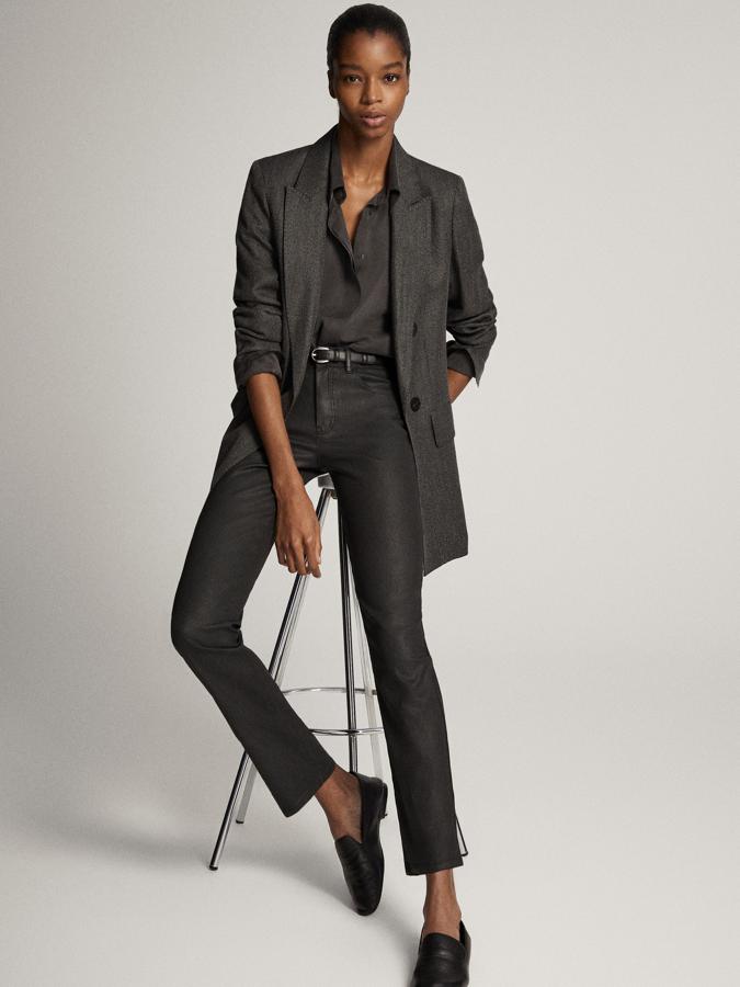 La marca del Grupo Inditex Massimo Dutti propone este pantalón negro con acabado engomado y diseño de cinco bolsillos, que son de los que hacen tipazo. De tiro medio, trabillas en la cintura y corte cropped, está disponible también en crudo y piedra. Cuesta 39,95 euros de la talla 34 a la 44.