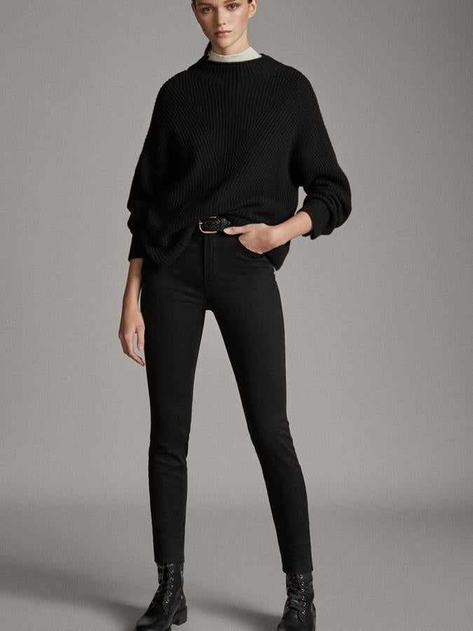 Imprescindible en tu armario es un pantalón negro de raso como este de Massimo Dutti. De corte skinny, tiro alto y trabillas en la cintura, tiene un precio de 39,95 euros, y también está disponible en color chocolate. Las tallas, desde la 34 a la 44.