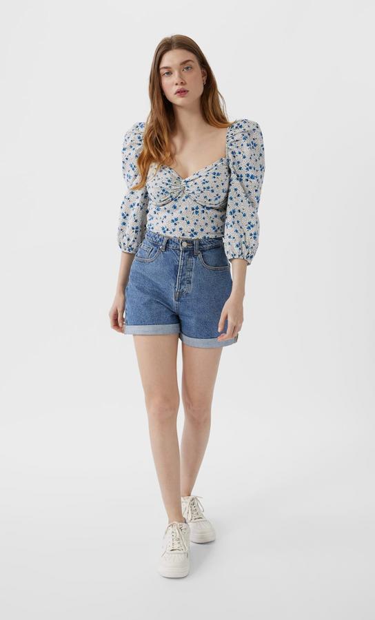 Los pantalones vaqueros cortos ya no son solo para el verano y se vuelven a llevar en primavera con modelos como este de Stradivarius que cuesta 17,99 euros.