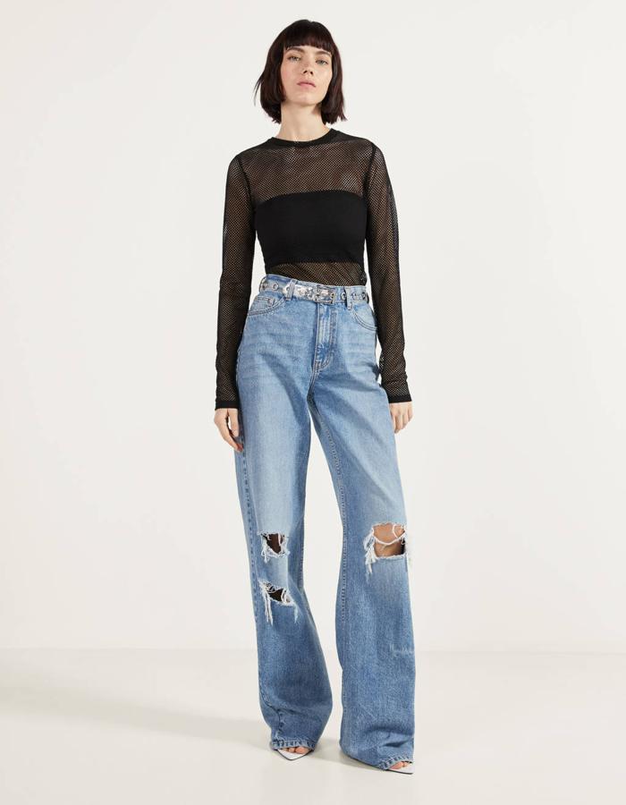 Con la pernera muy ancha y el talle alto. Así es el pantalon Wide leg que puedes eocntran en Bershka al más puro estilo noventero por 29,99 euros.
