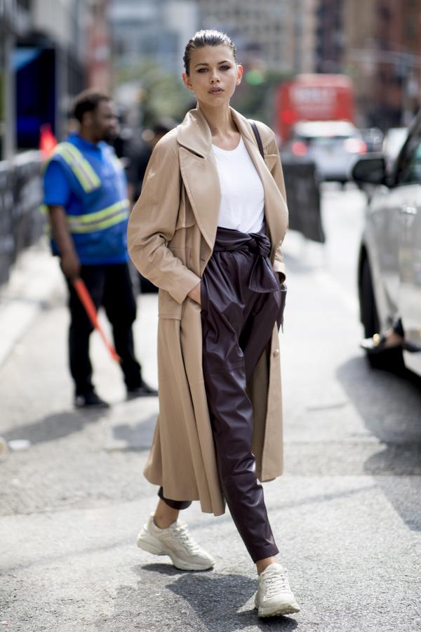 Los  pantalones de efecto piel  son ya un fondo de armario de entretiempo. Toma nota de los bien que quedan combiandos con una gabardina.