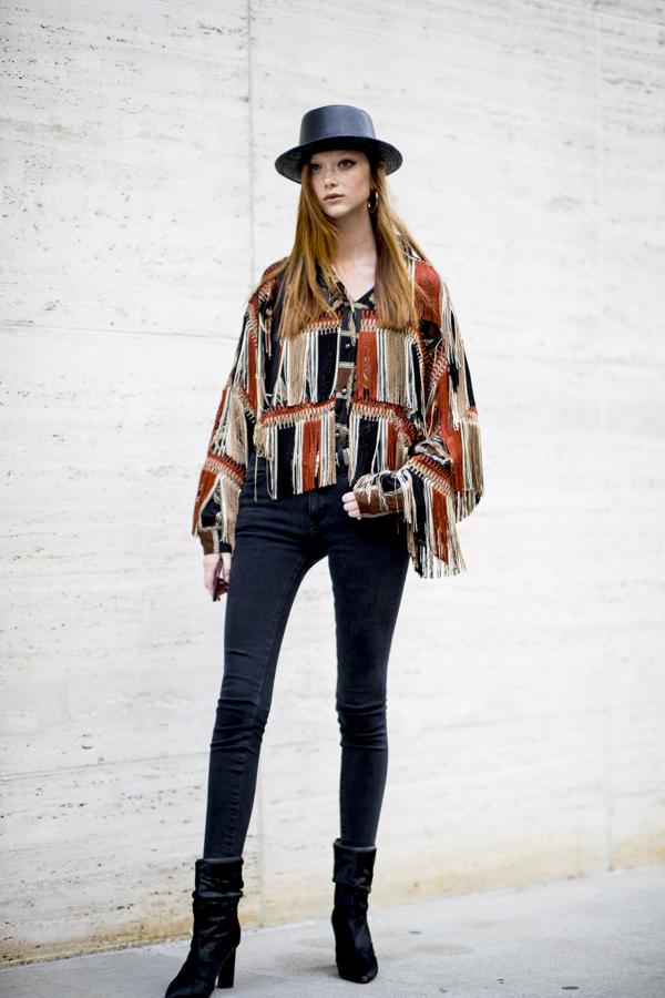¿Qué ta parece si empezamos a sacar alguna prenda de flecos? Esta camisa de inspiración masculina y tan años 90 nos ha encantado.