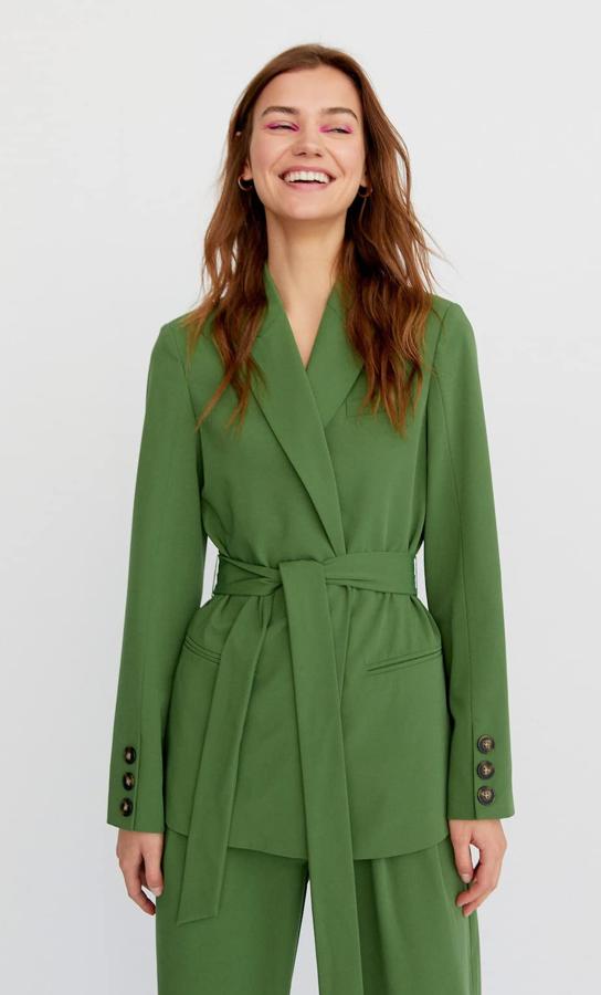 Esta americana de Stradivarius no ha dejado indiferente. Con solapas y cinturón, consigue marca la silueta al máximo y es  una de las prendas más deseadas de la temporada . En color verde botella, cuesta 35,99 euros y está disponible en las tallas S, M y L.