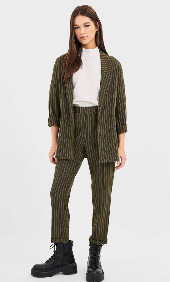 Stradivarius sigue confiando en las rayas verticales para sus americanas. Como esta, disponible en color kaki y en beige. Su largo y su tejido fluido te estilizarán al máximo. Cuesta 25,99 euros y tienen disponible desde la talla XS a la XL.