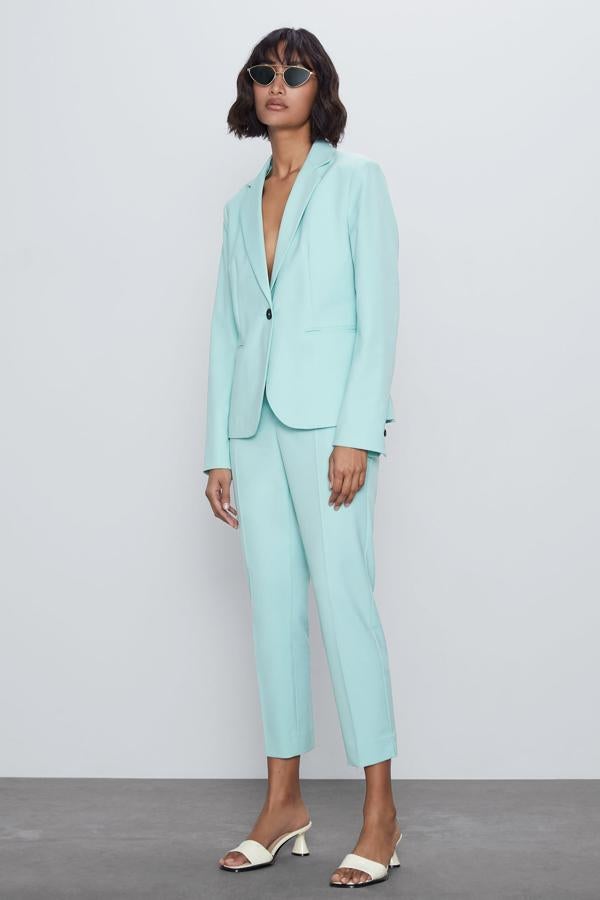Una de las mejores cosas que nos trae la primavera son los colores, y esta temporada los rosas, turquesas y verdes vienen pisando fuerte. Como esta americana de Zara, en verde agua, con abertura en la espalda. Cuesta 29,95 euros, y está compuesta por, al menos un 50% de poliéster reciclado, procedente de botellas de plástico. Está disponible en varios colores, y de la talla 34 a la 44.
