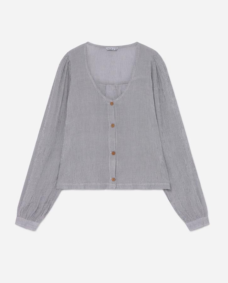 Las camisas vaqueras también triunfan esta temporada. Y Lefties propone esta, de manga larga, doble escote y botones delanteros. Está disponible en blanco/negro y en azul oscuro, y tiene un precio de 9,99 euros.