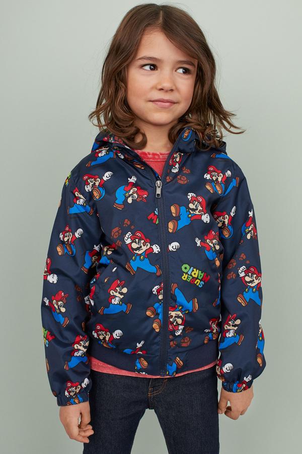 Si lo que le gustan son los videojuegos y no se olvida de ellos ni a la hora de vestirse, con esta chaqueta conseguirás que lo haga sin protestar. Es de H&M.