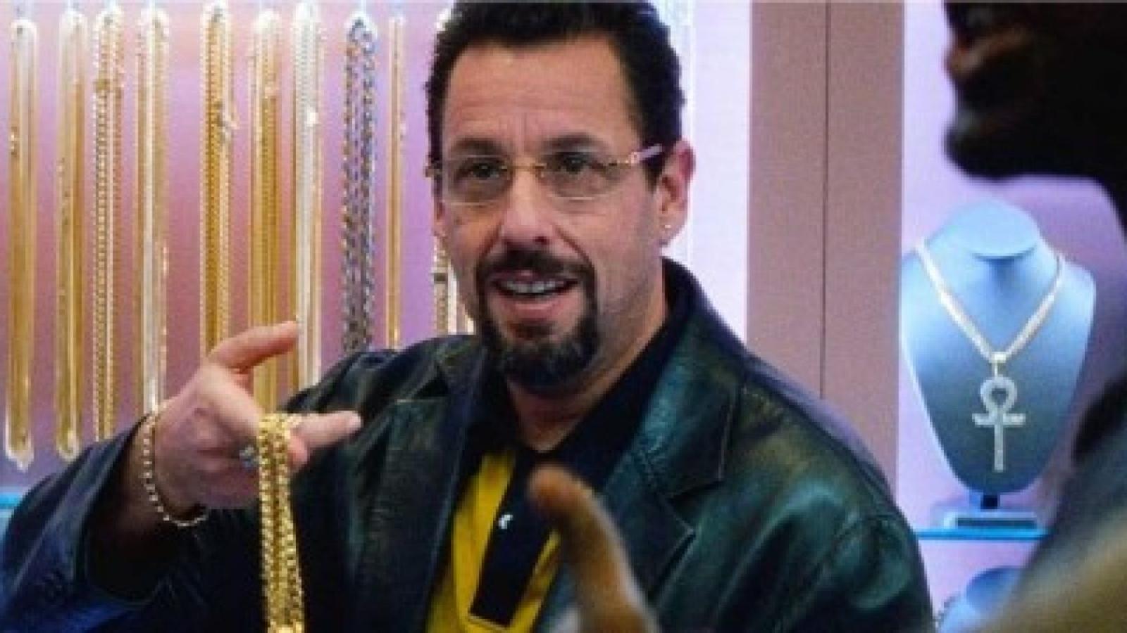 Los hermanos Safdie son dos realizadores que se han convertido en la niña bonita de los críticos. Y con razón. Sus películas son una bocanada fresca e innovadora para el cine. Adam Sandler protagoniza este film dando vida al propietario de una joyería que tiene que conseguir dinero para pagar sus deudas de juego. Acción trepidante, tensión contínua y realización hipnótica. Se puede ver en Netflix.