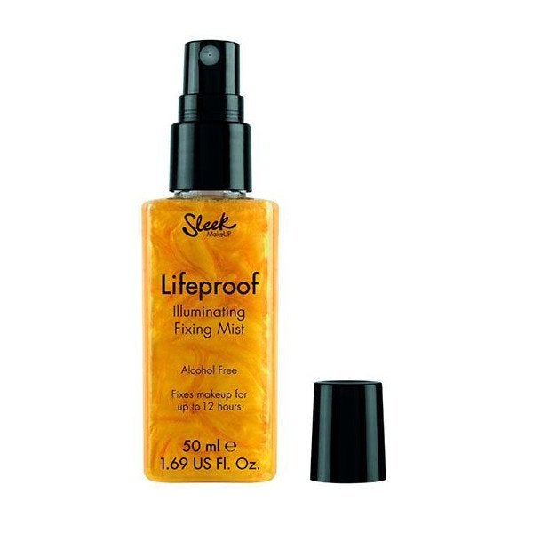 El Lifeproof Illuminating Fixing Mist de Sleek Makeup alargará la vida de tu maquillaje y además, iluminará todo el rostro por completo. No contiene alcohol y deja una sensación muy ligera. (7,49 euros en Primor).
