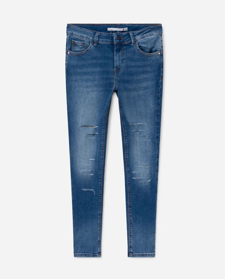 En tu armario no puede faltar un pantalón denim skinny, de los que hacen tipazo. Este, con rotos, está disponible tanto en azul turquesa, en turquesa oscuro, en negro y en índigo. Cuesta 17,99 euros y lo encontrarás desde la talla 34 a la 44.