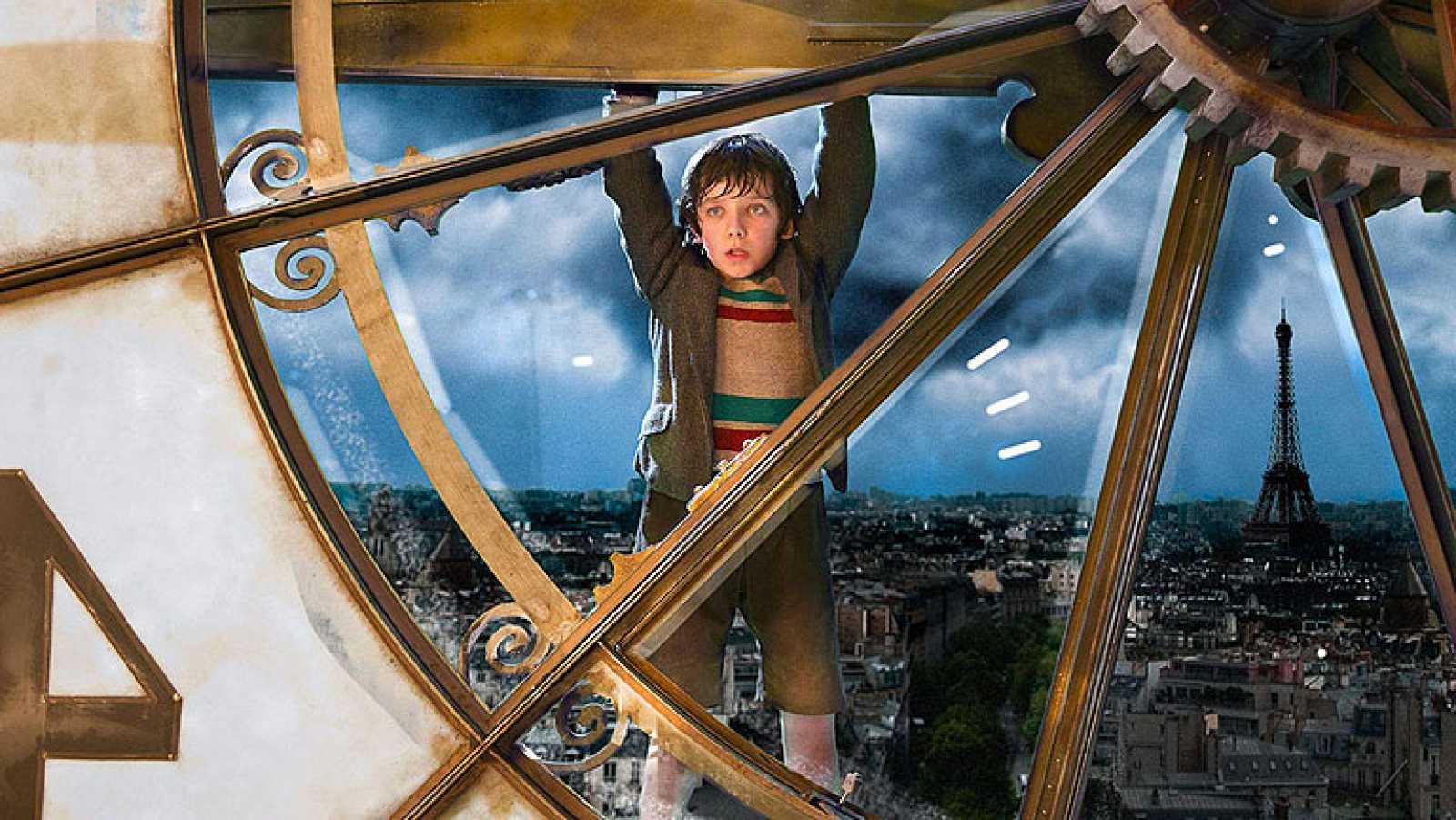 Un peliculón en toda regla, dirigido por Martin Scorsesse y basado en la novela de Brian Selznick que, además de tener una realización apabullante, sirve para explicar a los más pequeños el nacimiento del cine. Una reflexión sobre la magia de explicar historias. Se puede ver en Amazon Prime, Movistar y HBO.