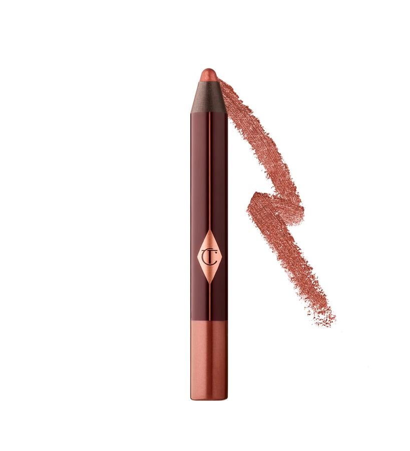 Si tu objetivo es hacer que tus párpados exploten de color, no puedes equivocarte con esta creación de la conocida maquilladora de las estrellas. Apropiadamente llamado Color Chameleon, el revolucionario lápiz de sombra viene en ocho tonos especialmente formulados para mejorar los colores específicos de los ojos. Este producto tiene tanto poder de permanencia, que te recomendamos mezclarlo tan pronto como lo apliques, luego ya será tu segunda piel.  Colour Chameleon Eye Shadow Pencil de Charlotte Tilbury  (25,55 €).