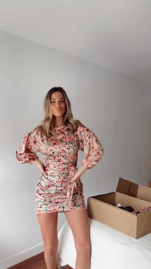 Vestido satinado de flores con cuello redondo, manga abullonada y falda drapeada (29,95 euros).