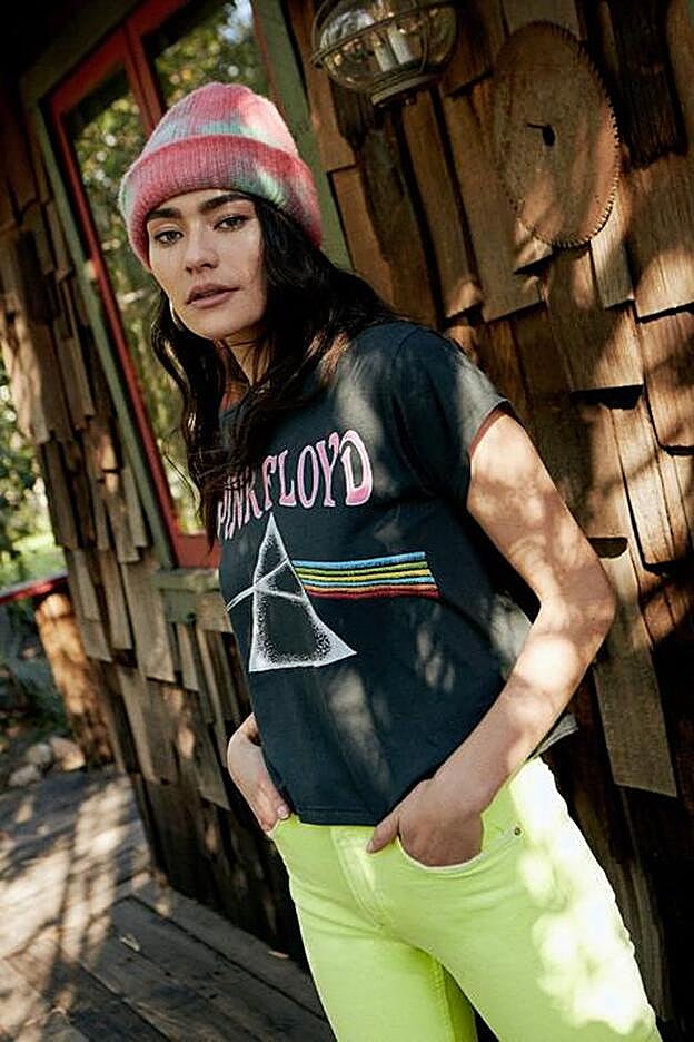 La camiseta dedicada al grupo Pink Floyd también tiene su toque retro.