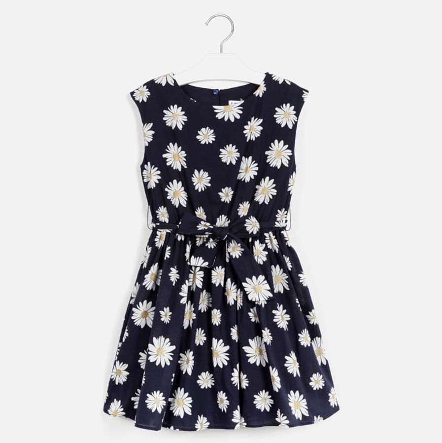 El estampado más famosos de la prirmavera, las margaritas, también invade la ropa de niña y este vestido es una buena prueba de ello. Es de Mayoral.